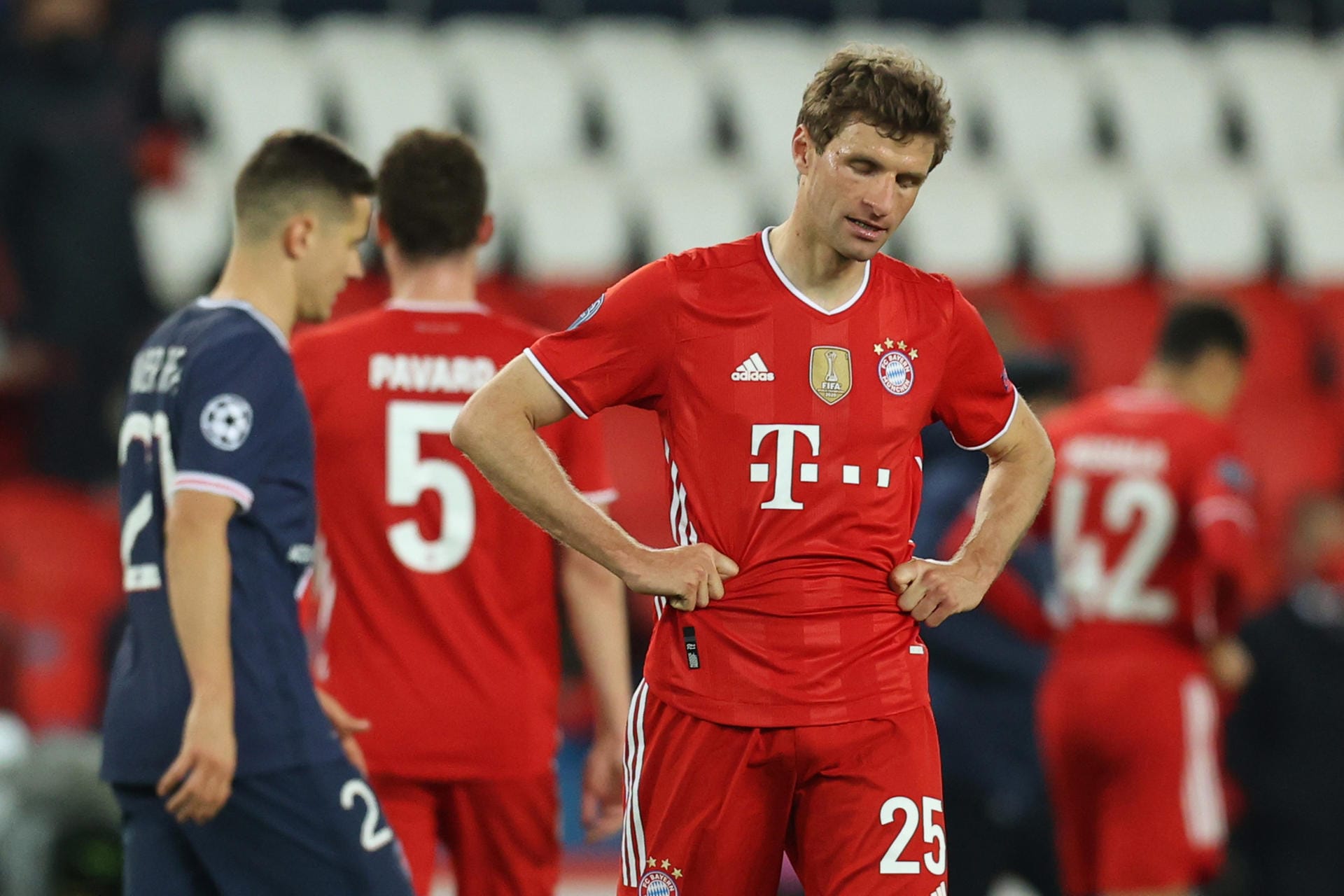 Der FC Bayern gewinnt 1:0 in Paris, scheidet nach dem 2:3 im Viertelfinal-Hinspiel aber aus der Champions League aus. Mehrere Nationalspieler enttäuschen – aber einer zeigt, warum er für viele der Weltbeste auf seiner Position ist. Die Münchner in der Einzelkritik.