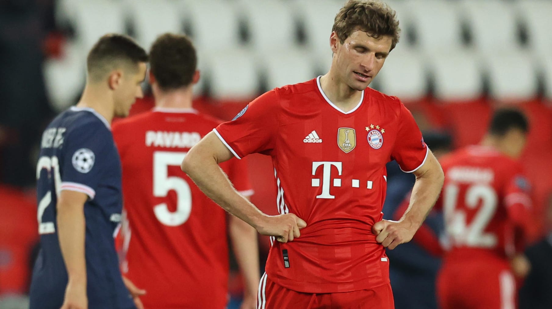 Der FC Bayern gewinnt 1:0 in Paris, scheidet nach dem 2:3 im Viertelfinal-Hinspiel aber aus der Champions League aus. Mehrere Nationalspieler enttäuschen – aber einer zeigt, warum er für viele der Weltbeste auf seiner Position ist. Die Münchner in der Einzelkritik.