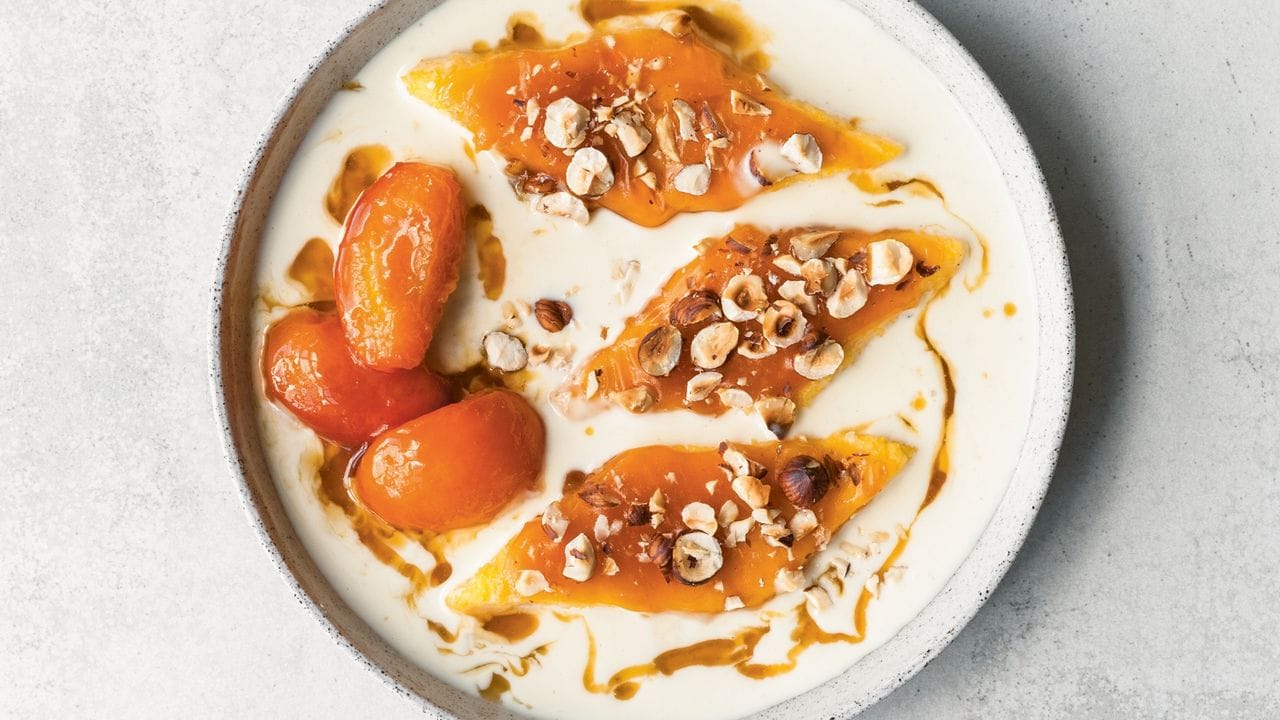 Polenta wird wunderbar cremig in Süßspeisen: Hier als süße Schnitten mit Aprikosen.