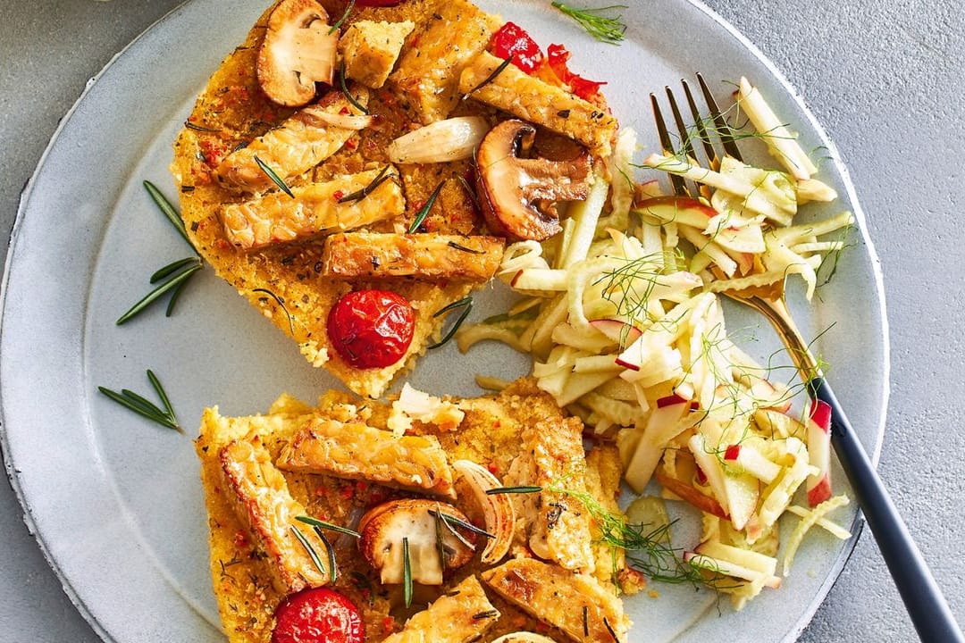 Tempeh auf Brot mit Tomaten und Pilzen.