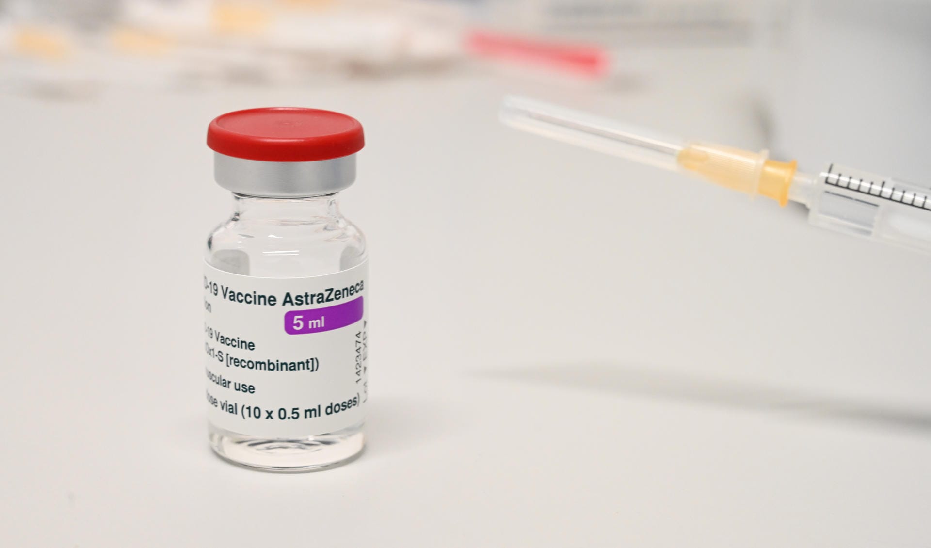 Astrazeneca: Nach Herstellerangaben schützt der Impfstoff zu 76 Prozent vor einer Corona-Infektion mit Symptomen. Gegen schwere Covid-Erkrankungen sei der Impfstoff zu 100 Prozent wirksam, erklärte das Unternehmen.