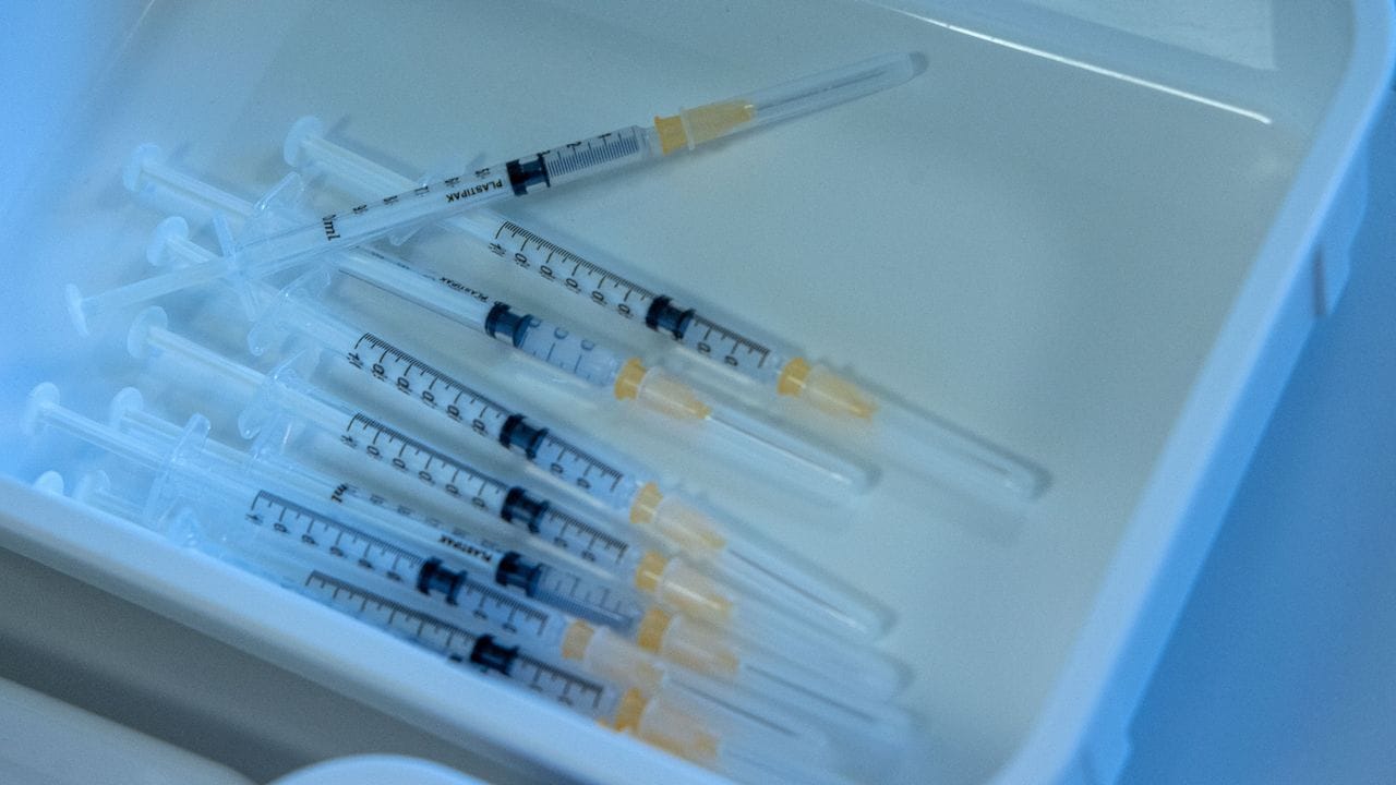 Vorbereitete Spritzen mit dem Astrazeneca-Impfstoff liegen in einem Impfzentrum bereit.