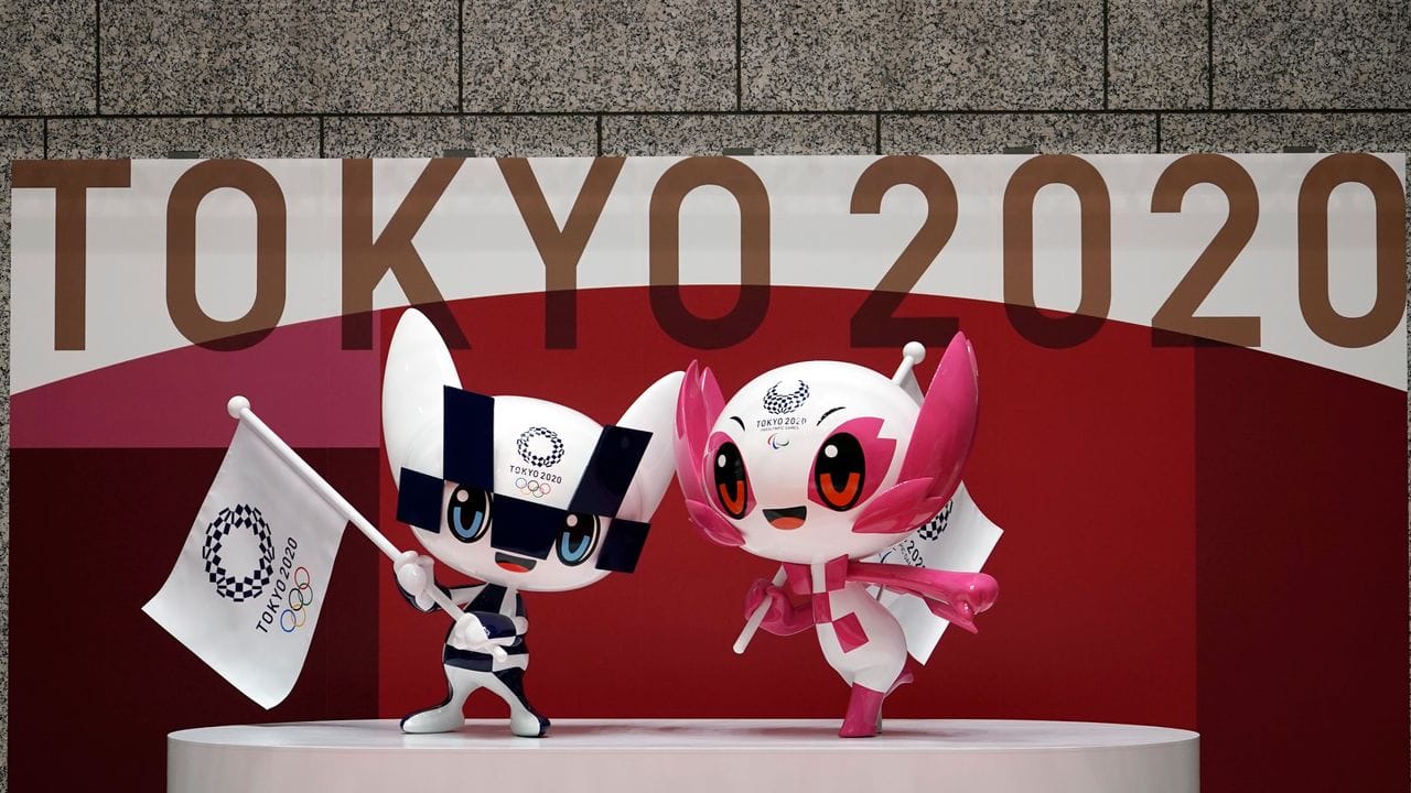 Die Maskottchen Miraitowa (l) und Someity werden 100 Tage vor dem Beginn der Olympischen Spiele enthüllt.