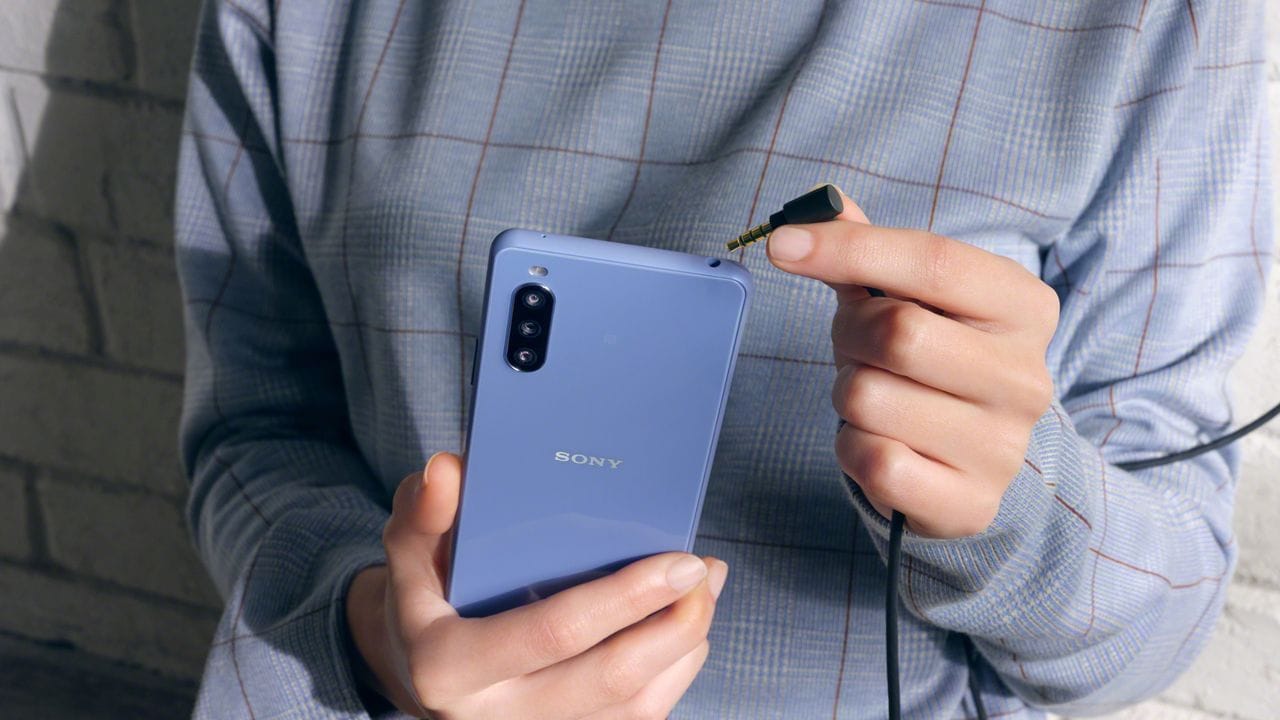 Sony bekennt sich zur Klinke: Ein Kopfhöreranschluss fehlt weder bei den Topmodellen noch beim neuen Mittelklasse-Smartphone Xperia 10 III (Bild), das in Schwarz, Weiß, Rosa und Blau aufgelegt wird.
