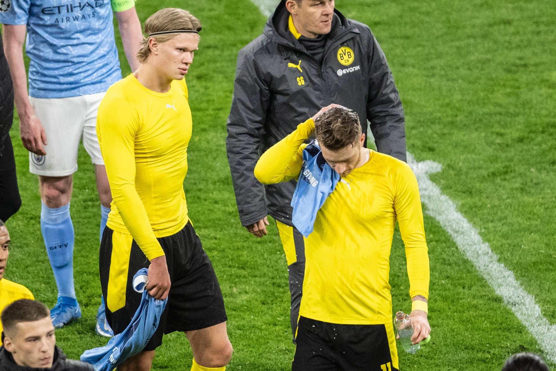 Eine Halbzeit lang konnte Borussia Dortmund auf die Sensation hoffen. Doch individuelle Fehler gegen ein teils drückend überlegenes Manchester City verhinderten das Weiterkommen ins Champions-League-Halbfinale. Die Einzelkritik zur 1:2-Niederlage des BVB.