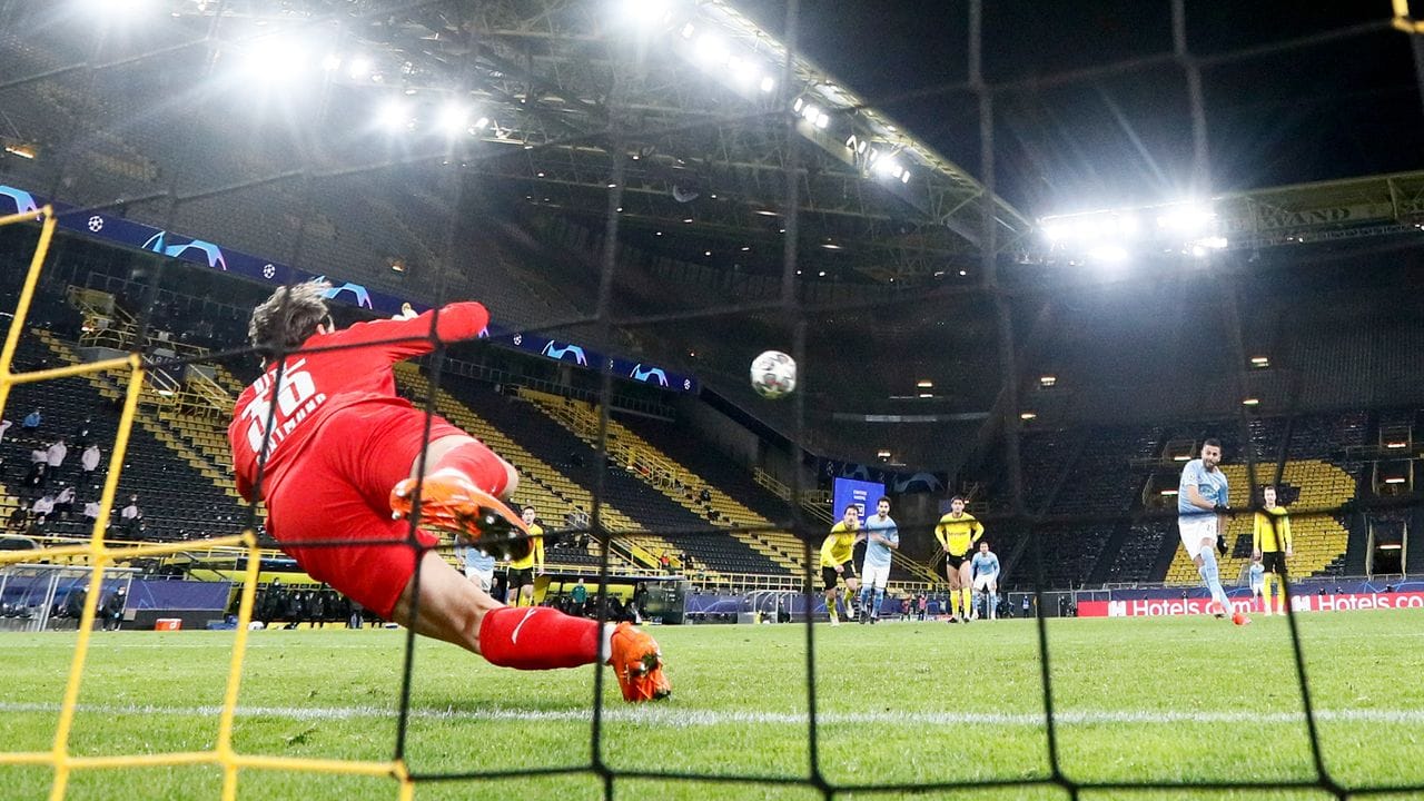 Dortmunds Torwart Marwin Hitz (l) kann den Treffer per Elfmeter von Riyad Mahrez (2.