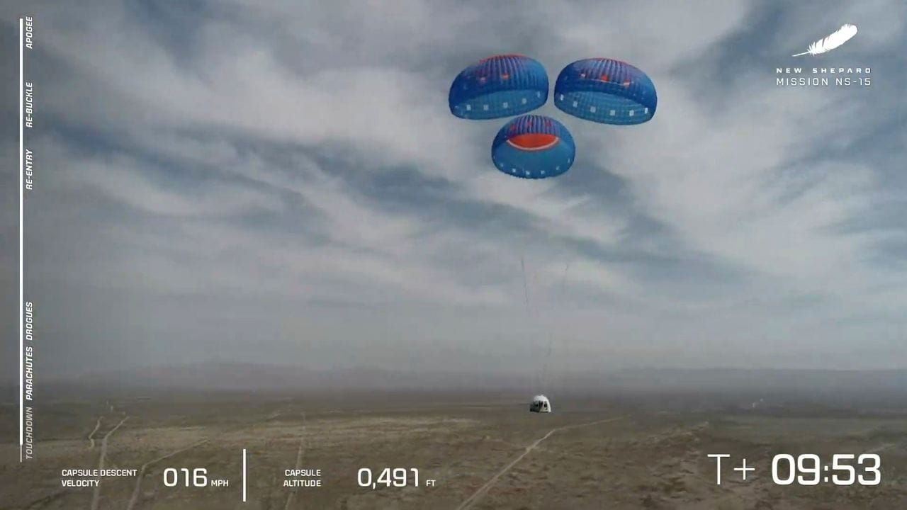 Die "New Shepard"-Kapsel landet mit Fallschirmen während eines Tests im Westen von Texas.