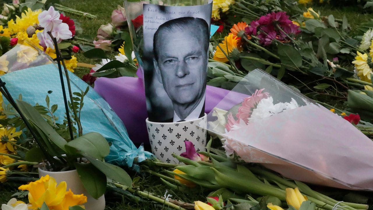 Blumen für Prinz Philip in Windsor: Die Vorbereitungen für seine Trauerfeier im Kreis der Familie laufen.