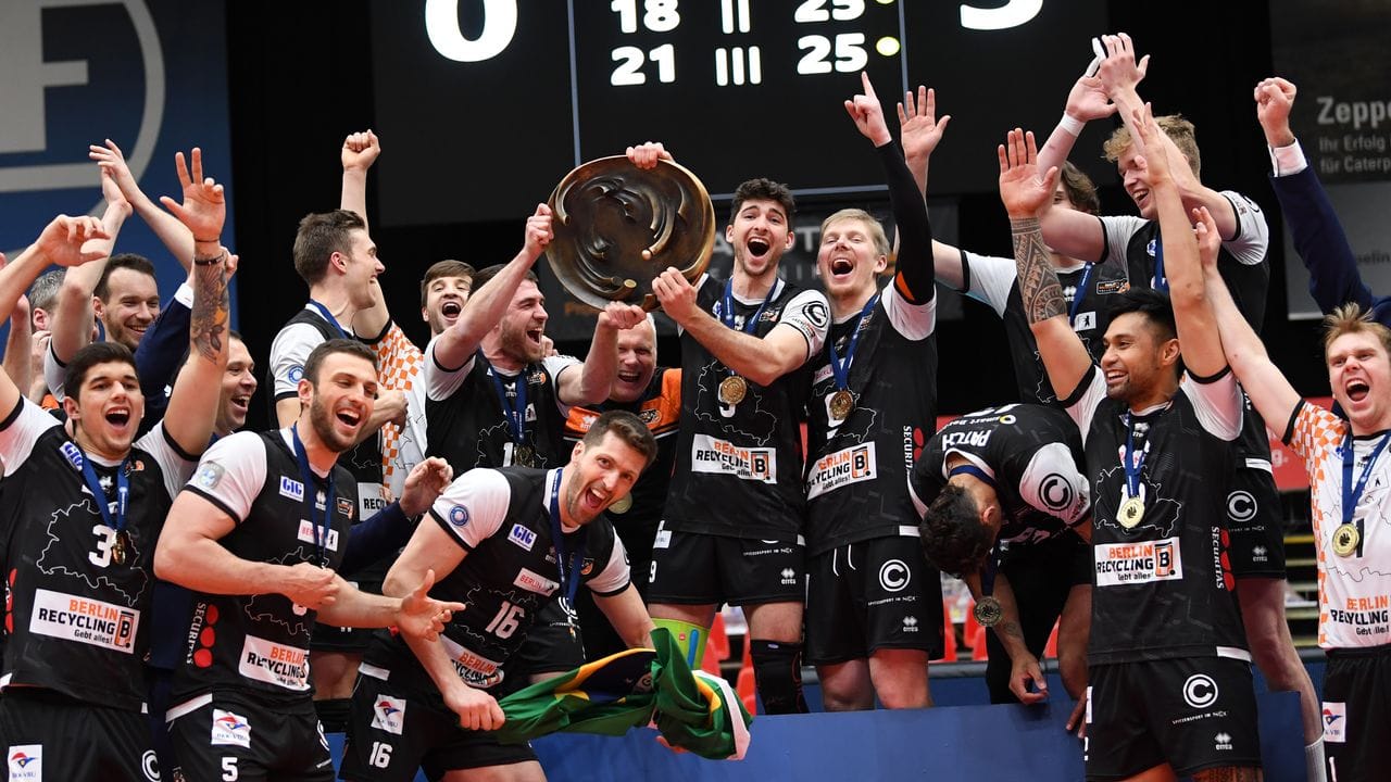 Die Spieler der Berlin Volleys feiern die Deutsche Meisterschaft. Die Spieler der Berlin Volleys feiern die Deutsche Meisterschaft.