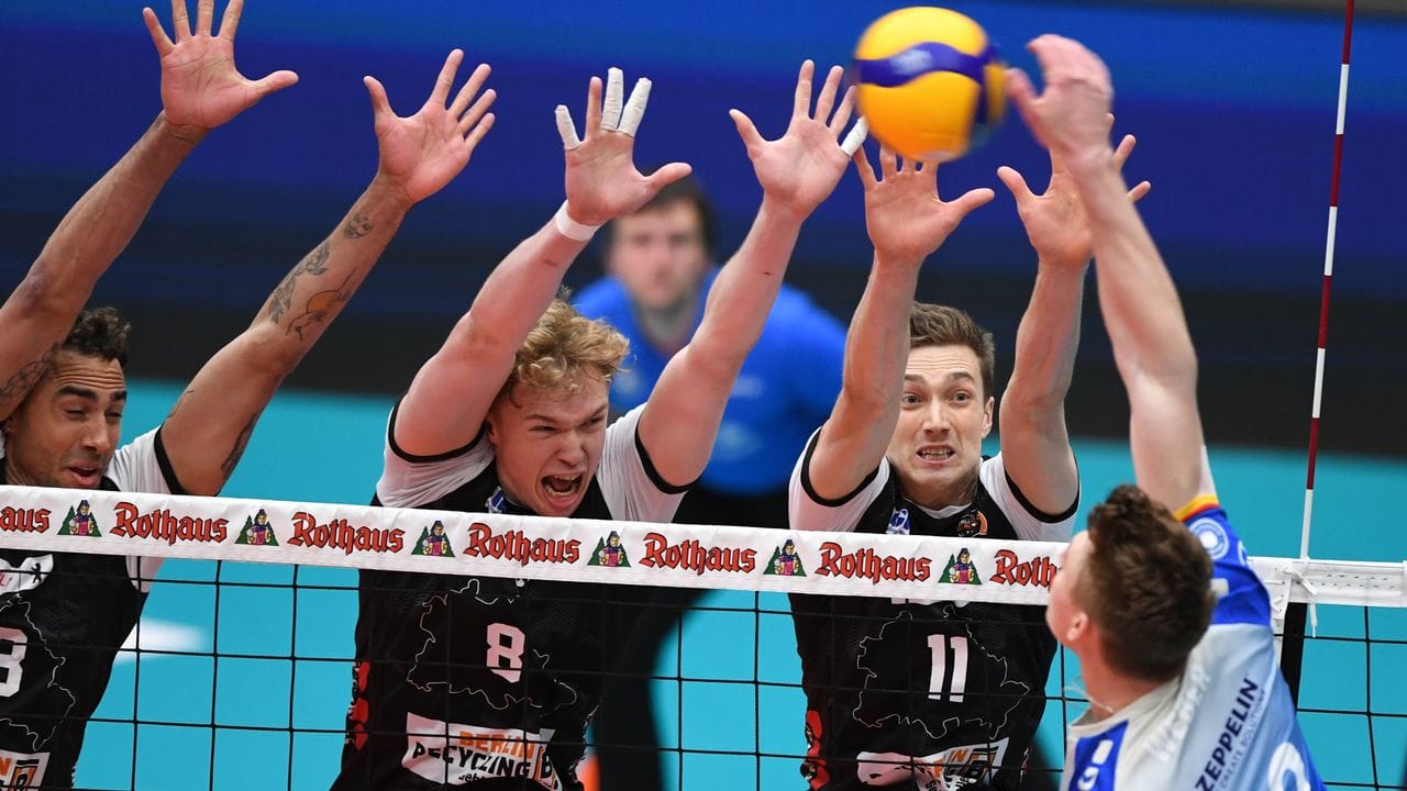 Benjamin Patch (l-r), Anton Brehme und Pierre Pujol von den Berlin Volleys blocken einen Ball des Friedrichshafeners Linus Weber. Benjamin Patch (l-r), Anton Brehme und Pierre Pujol von den Berlin Volleys blocken einen Ball des Friedrichshafeners Linus Weber.