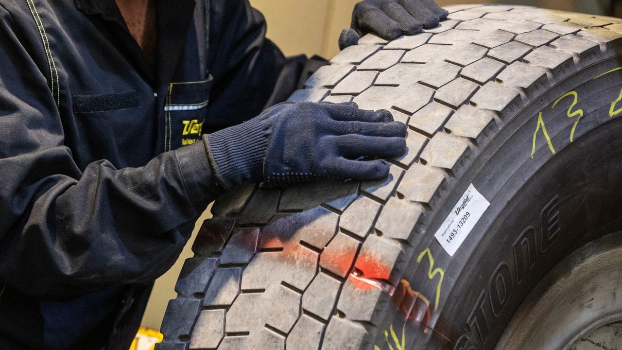 Dickes Gummi für den Brummi: Im Lkw-Bereich sind runderneuerte Reifen etwas verbreiteter als bei den Pkw.