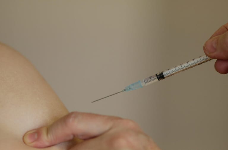 Die Impfungen in Deutschland gehen voran: Nun können sich über 60-Jährige und Menschen mit bestimmten Vorerkrankungen gegen das Coronavirus impfen lassen. Einige Politiker haben den Anfang gemacht.