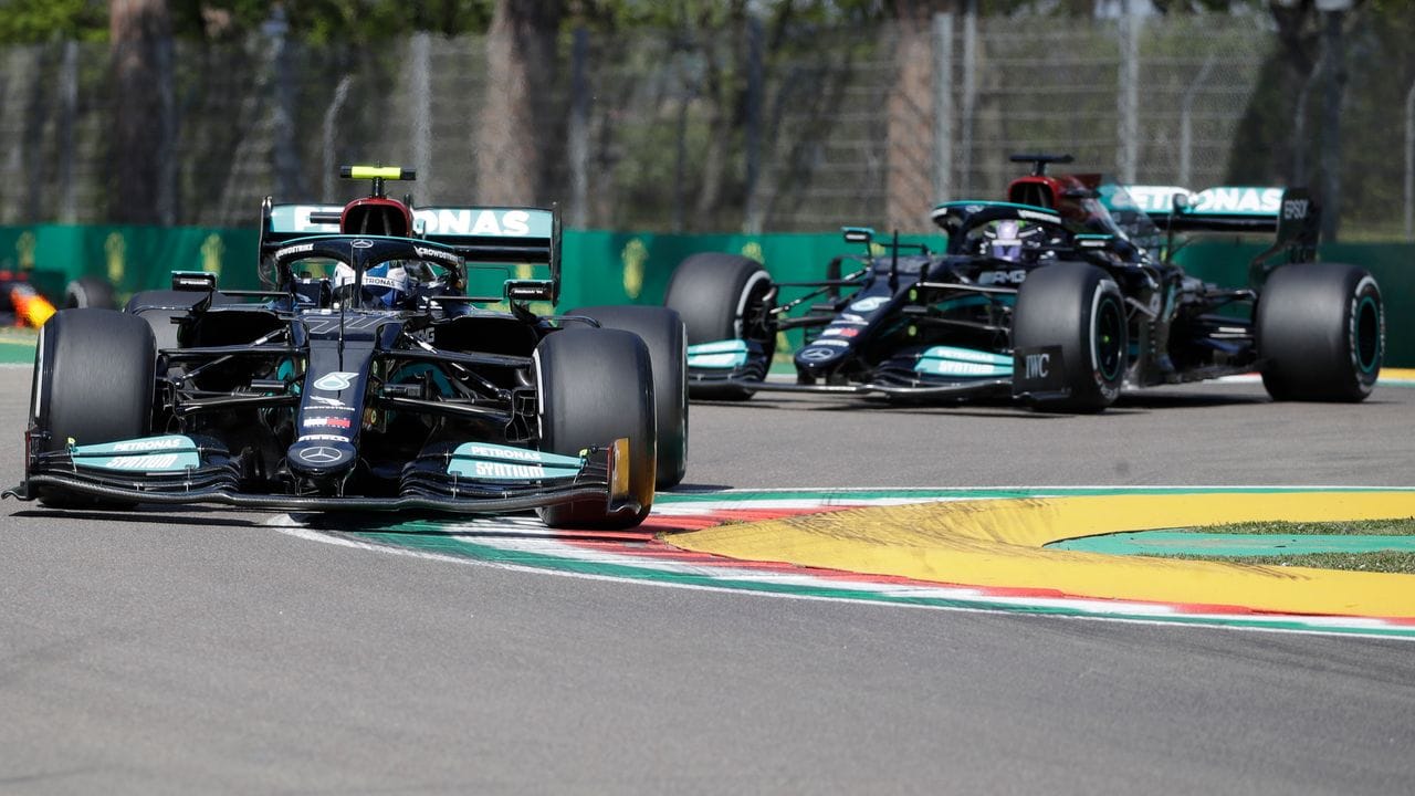 Valtteri Bottas (l) rast vor Lewis Hamilton über die Piste in der Emilia-Romagna.