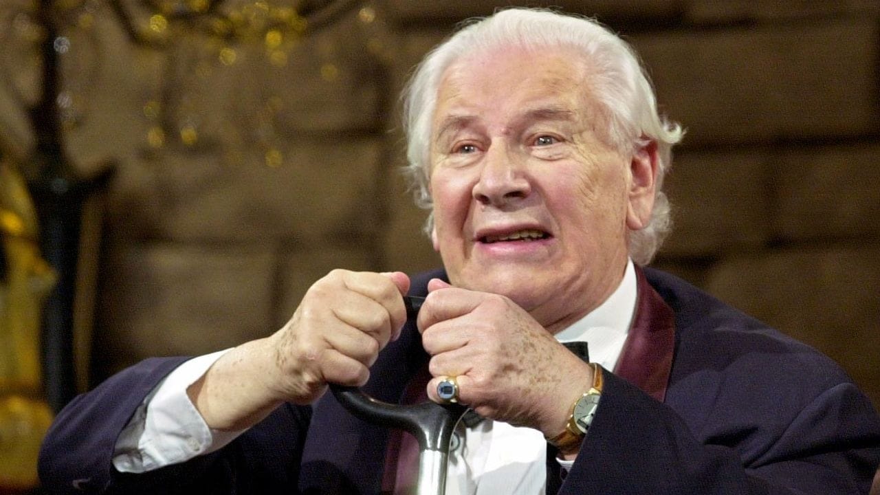 Sir Peter Ustinov erzählt im Berliner Theater des Westens während seiner Geburtstagsgala "In 80 Jahren um die Welt" Anekdoten (2001).