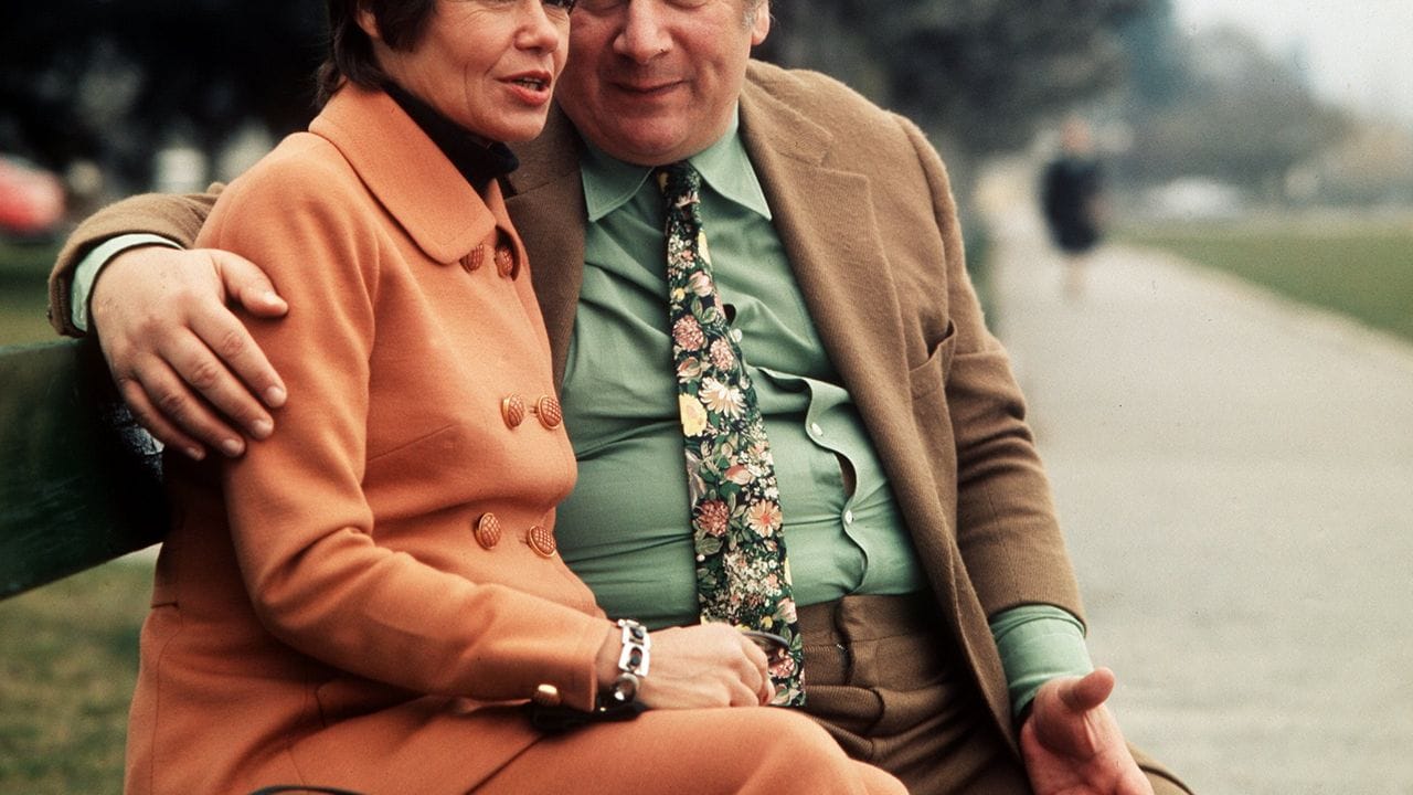 Sir Peter Ustinov und seine dritte Frau Helene 1974 am Genfer See.