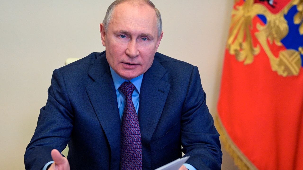 Als Reaktion auf die Ausweisung von zehn russischen Diplomaten aus den USA und drei aus Polen wird Russland insgesamt 13 Diplomaten der beiden Staaten des Landes verweisen. Als Reaktion auf die Ausweisung von zehn russischen Diplomaten aus den USA und drei aus Polen wird Russland insgesamt 13 Diplomaten der beiden Staaten des Landes verweisen.