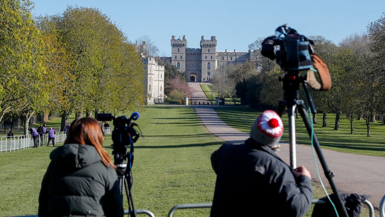 Medienvertreter warten vor der Beisetzung des britischen Prinzen Philip, Herzog von Edinburgh, vor Schloss Windsor.