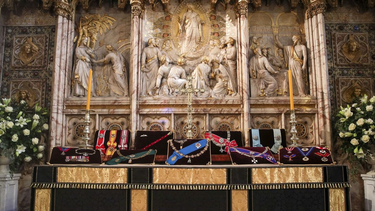 Die Insignien des britischen Prinzen Philip, Herzog von Edinburgh, auf dem Altar in der St.
