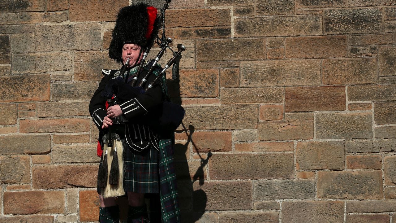 Ein Dudelsackspieler spielt auf der Royal Mile in Edinburgh anlässlich der Beisetzung des britischen Prinzen Philip, Herzog von Edinburgh.
