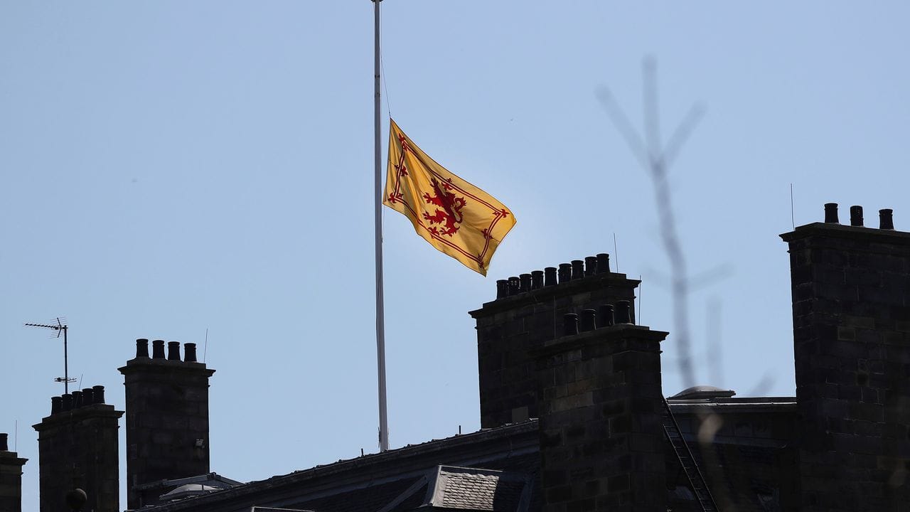 Die Flagge am Holyrood Palace in Edinburgh weht auf halbmast.