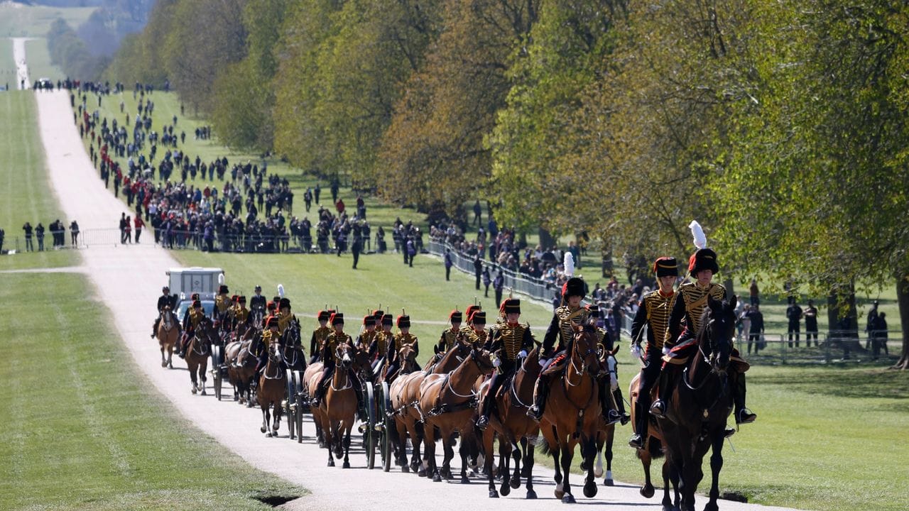 Die Armeeeinheit "King's Troop Royal Horse Artillery" reitet zum Schloss Windsor.