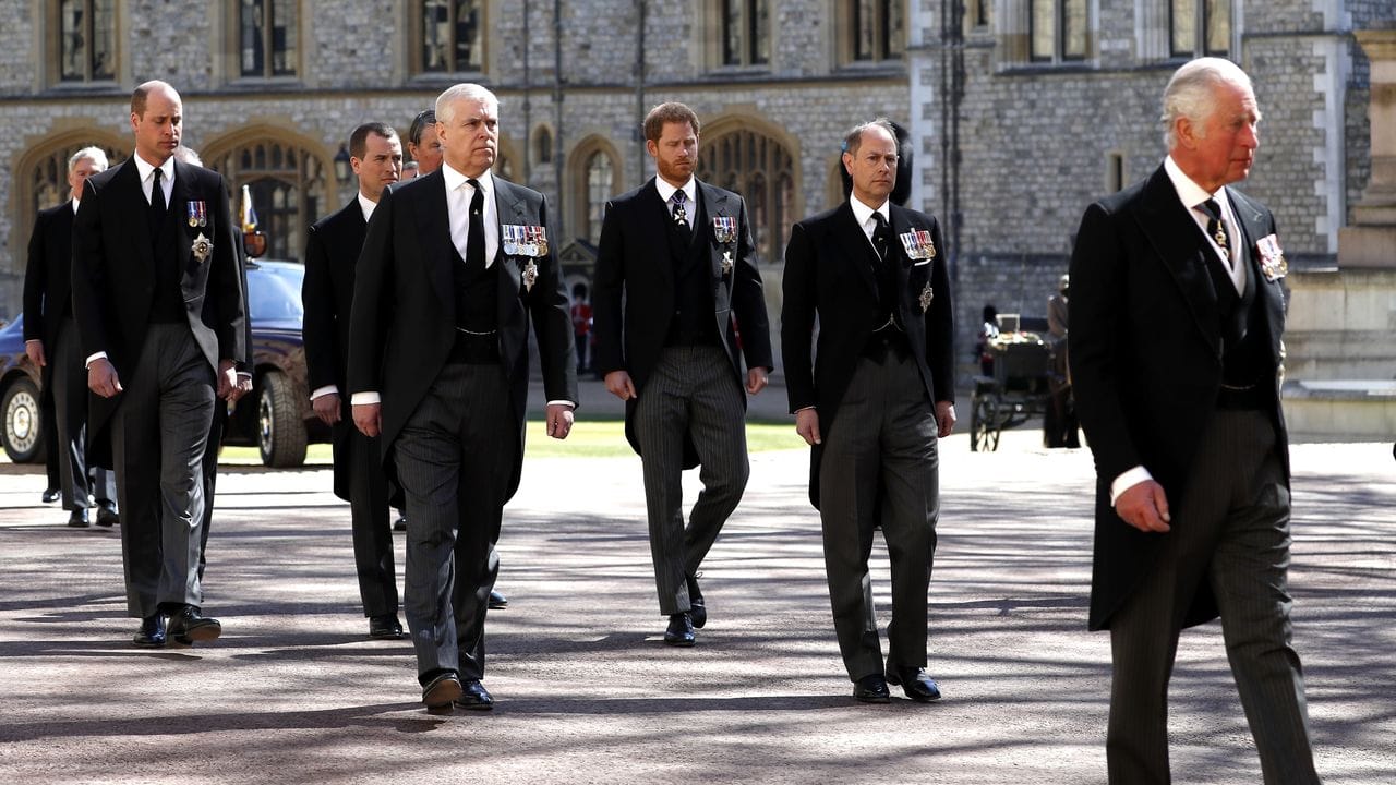 Prinz William (l-r), Herzog von Cambridge, Prinz Andrew, Herzog von York und Prinz Harry, Herzog von Sussex, Prinz Edward, Graf von Wessex gehen hinter dem Sarg. Prinz William (l-r), Herzog von Cambridge, Prinz Andrew, Herzog von York und Prinz Harry, Herzog von Sussex, Prinz Edward, Graf von Wessex gehen hinter dem Sarg.