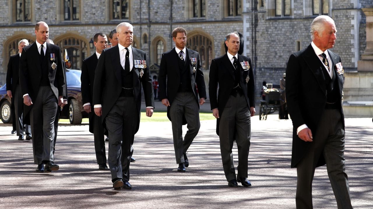 Prinz William (l-r), Herzog von Cambridge, Prinz Andrew, Herzog von York und Prinz Harry, Herzog von Sussex, Prinz Edward, Graf von Wessex gehen hinter dem Sarg.