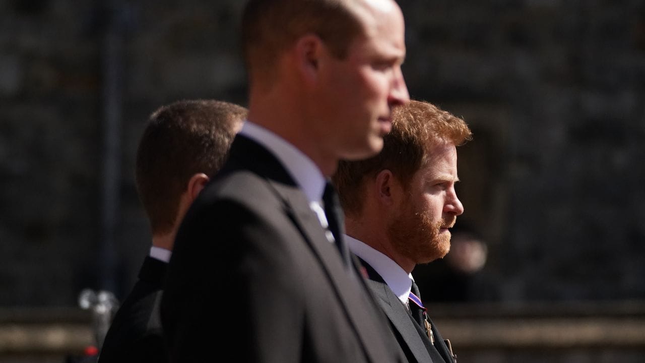 Prinz William (l) und sein Bruder Prinz Harry nehmen an dem Trauermarsch auf Schloss Windsor teil.