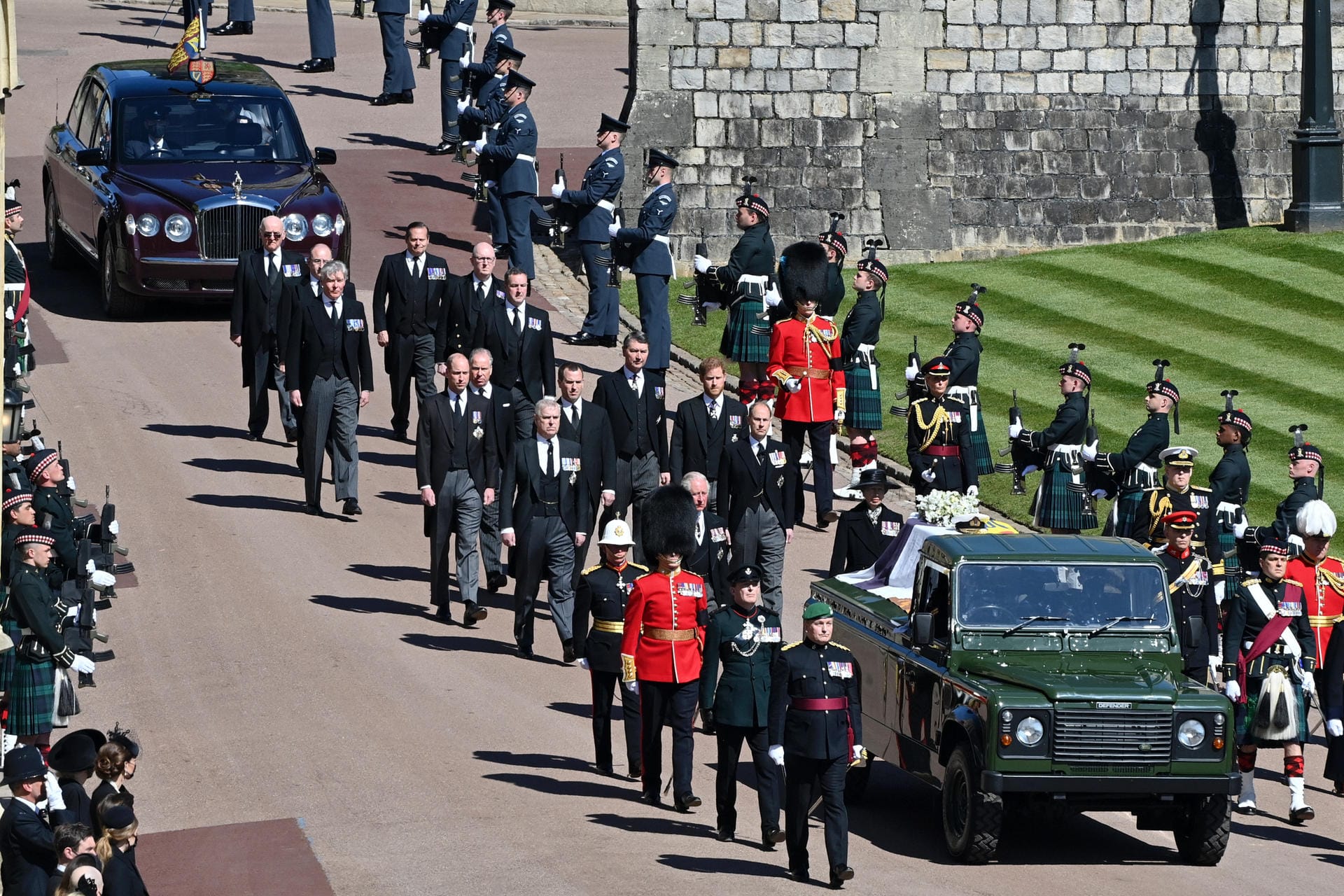 Mit einem Trauermarsch wird Prinz Philip in die St.-George's-Kapelle gefahren. Einige Mitglieder der Royal Family folgen dem Sarg.