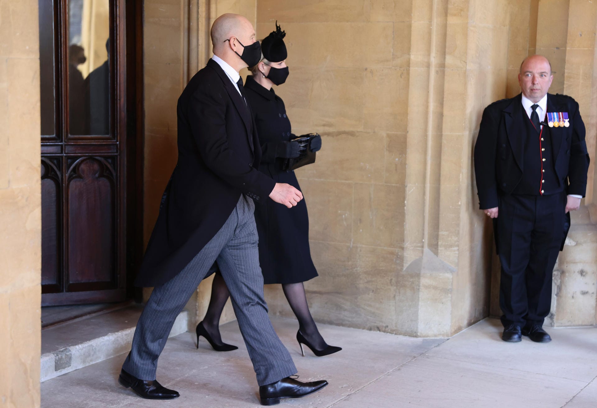 Nach der 50-minütugen Trauerfeier verlässt die Royal Family die Kapelle. Hier zu sehen: Zara und Mike Tindall.