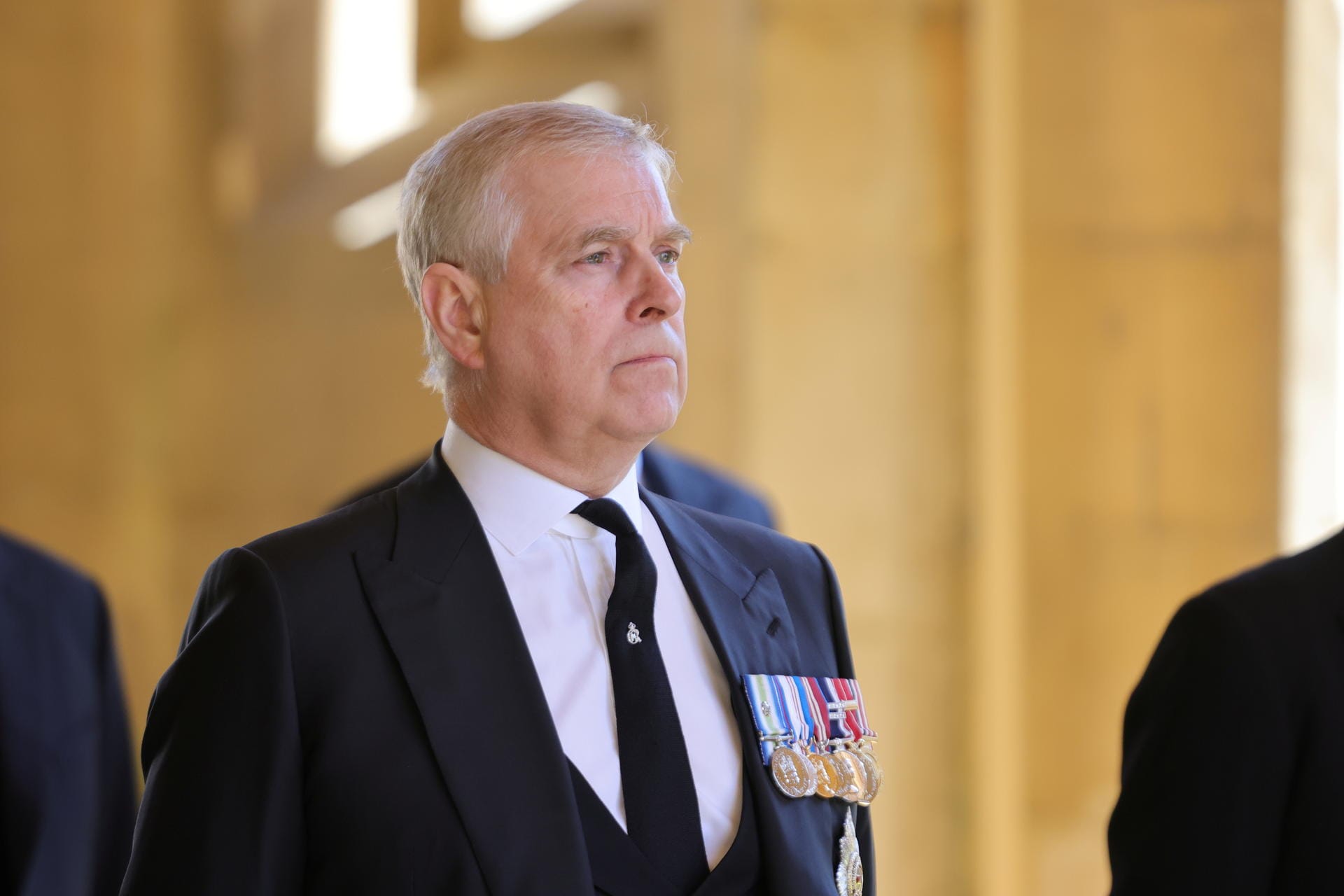Prinz Andrew hatte sich gewünscht, zur Trauerfeier seines Vaters in Uniform kommen zu dürfen. Das hatte ihm die Queen verwehrt. Stattdessen trug niemand seine Uniform.