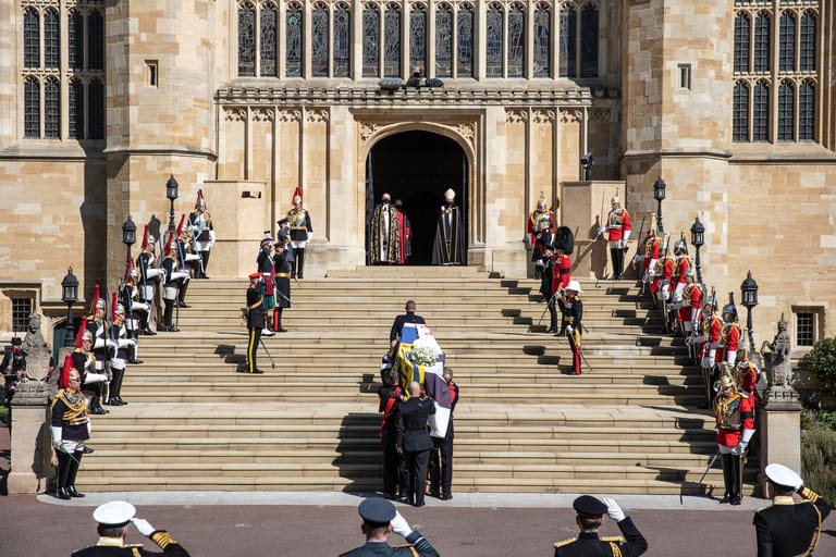 Nach dem Trauermarsch wird an der St.-George's-Kapelle auf Schloss Windsor eine nationale Schweigeminute innegehalten.