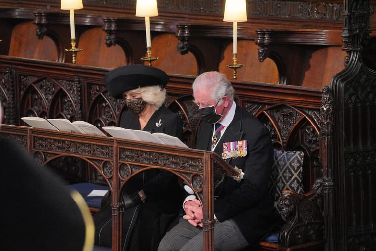 Herzogin Camilla und Prinz Charles sitzen der Queen gegenüber.