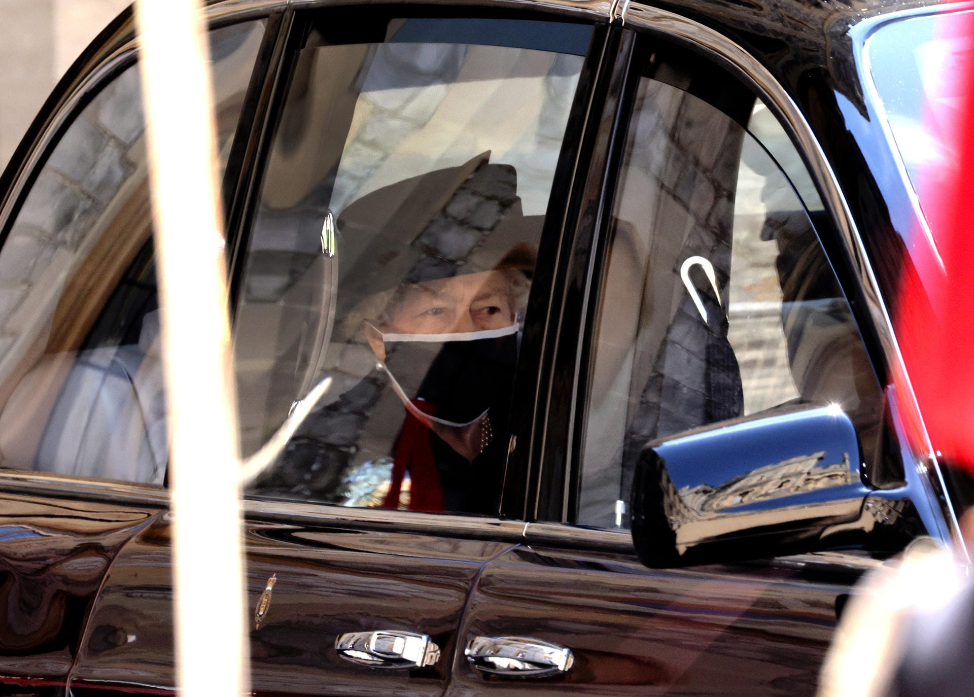 Die Queen nimmt an dem Trauermarsch nicht teil. Sie wird mit einem Auto in die St.-George's-Kapelle gefahren.