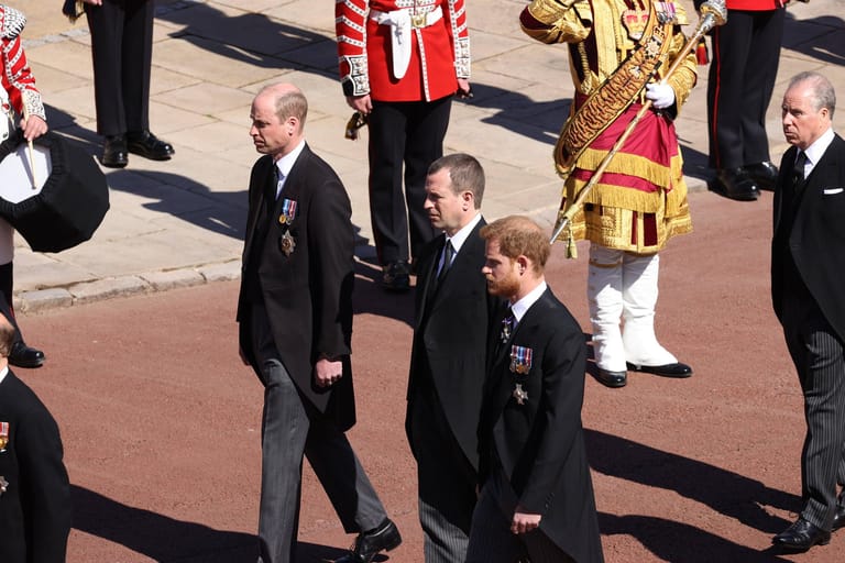 Prinz Harry läuft jedoch nicht neben William. Zwischen den beiden Brüdern war ihr Cousin Peter platziert.