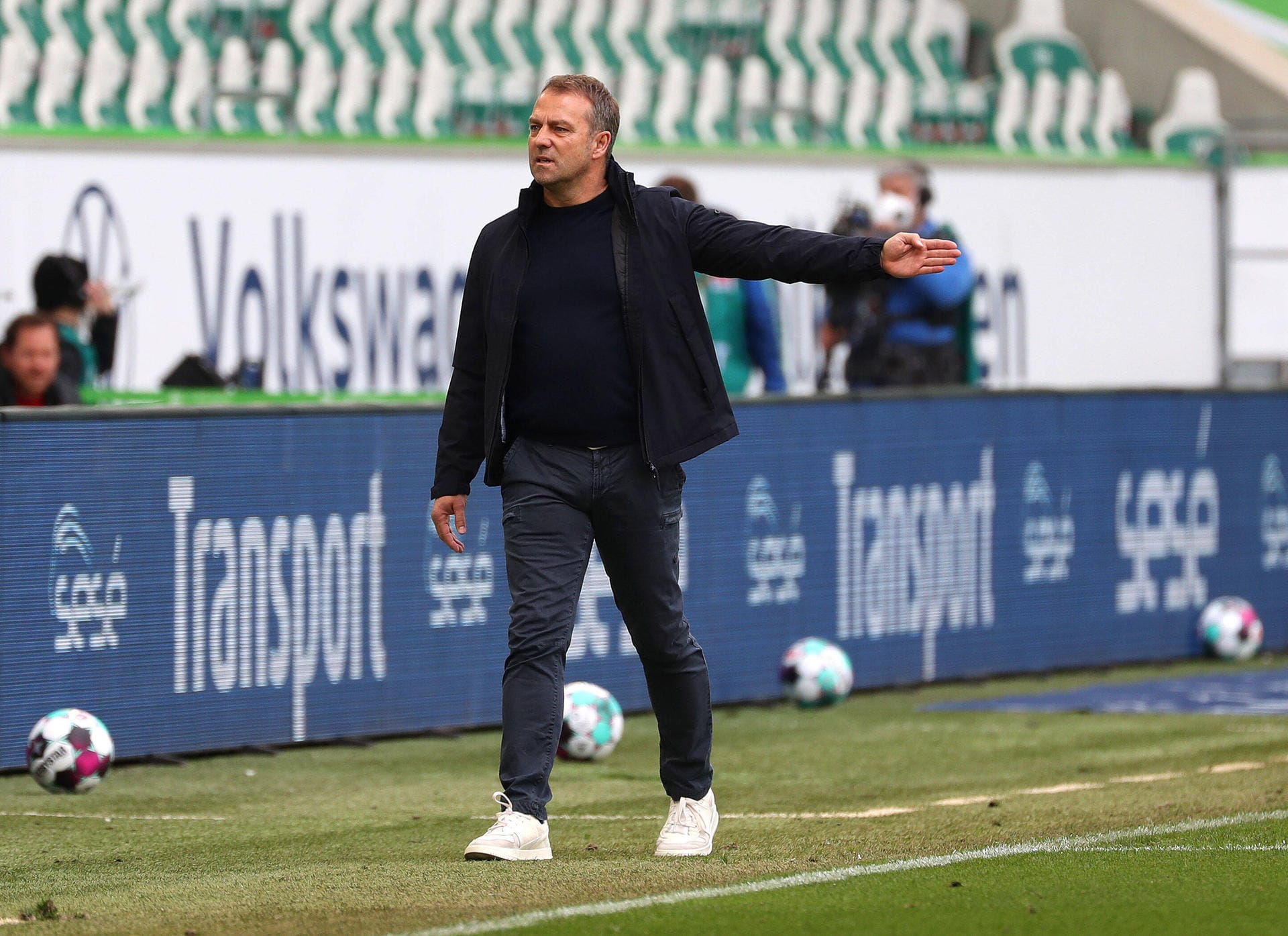 Lange hatte es sich angekündigt, jetzt ist es raus: Hansi Flick will den FC Bayern zum Saisonende verlassen. Das verkündete er nach dem 3:2-Sieg im Spitzenspiel gegen Wolfsburg. Die Mannschaft habe er bereits über seine Entscheidung informiert. Damit stellt sich die Frage: Wer könnte den Erfolgstrainer in München beerben? t-online nennt die Kandidaten.
