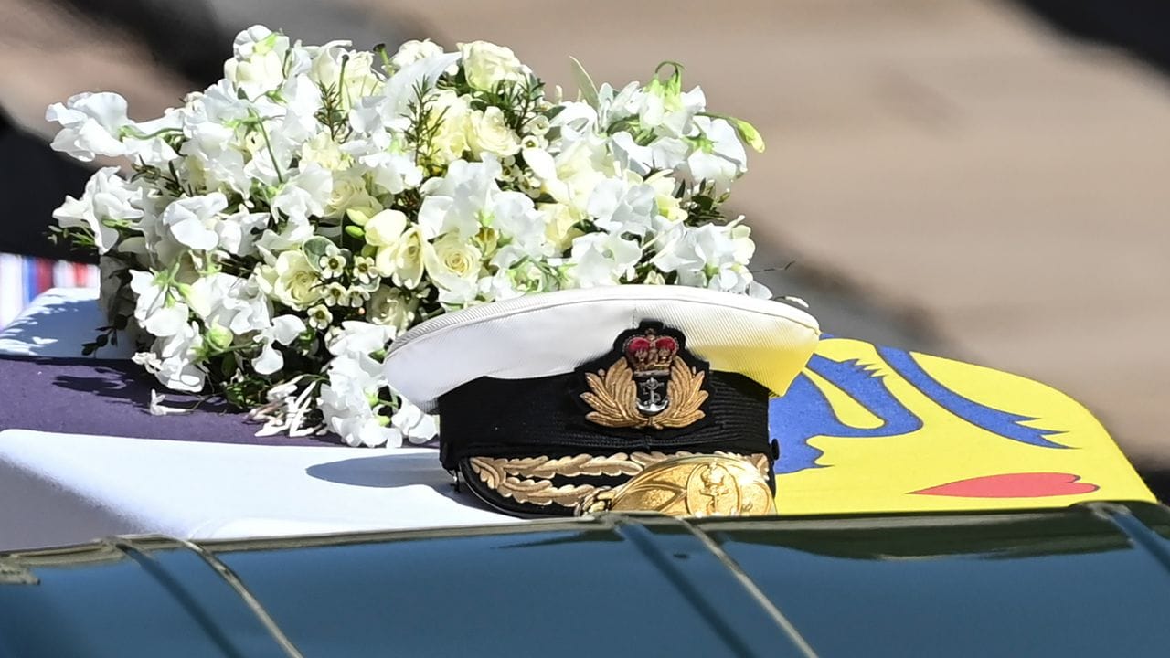 Die Mütze der Royal Navy auf dem Sarg während der Beerdigung von Großbritanniens Prinz Philip auf Schloss Windsor.
