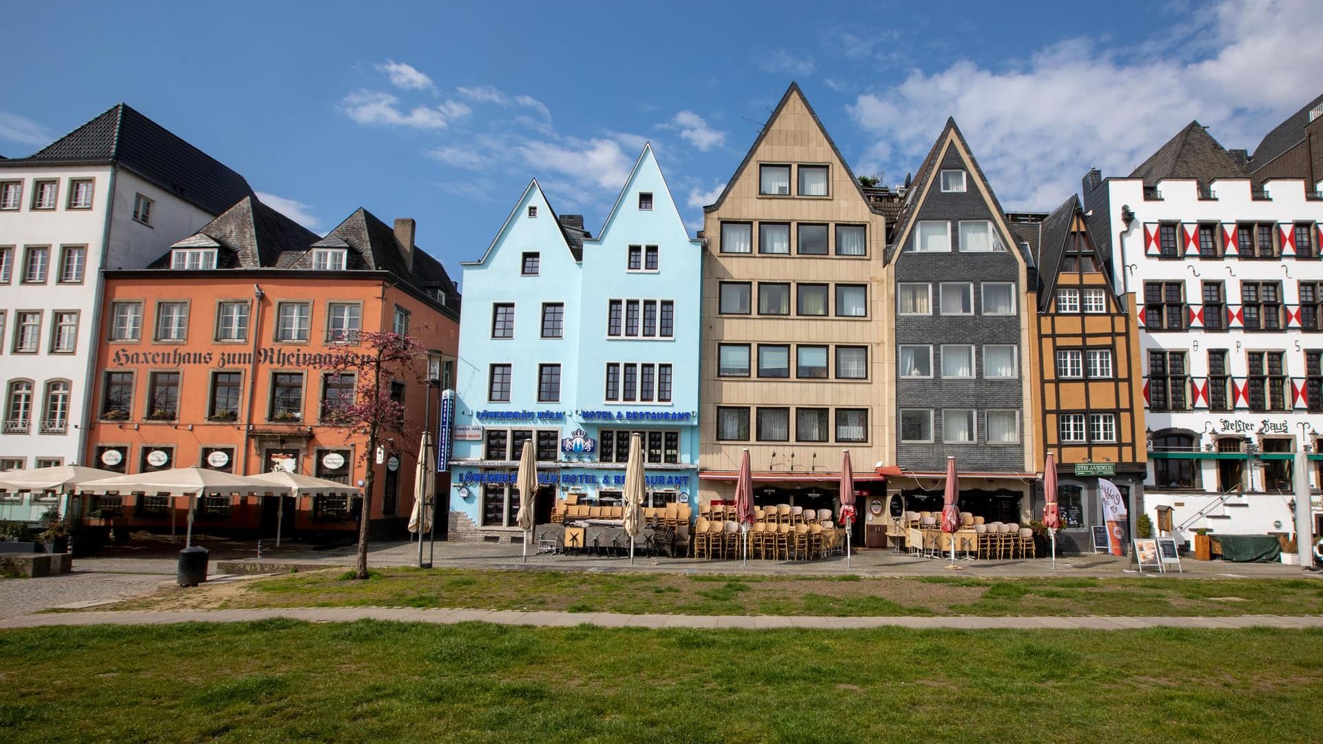 Ungewohntes Bild: Strahlender Sonnenschein, doch die Altstadt ist leer und die Lokale haben die Stühle hochgestellt.