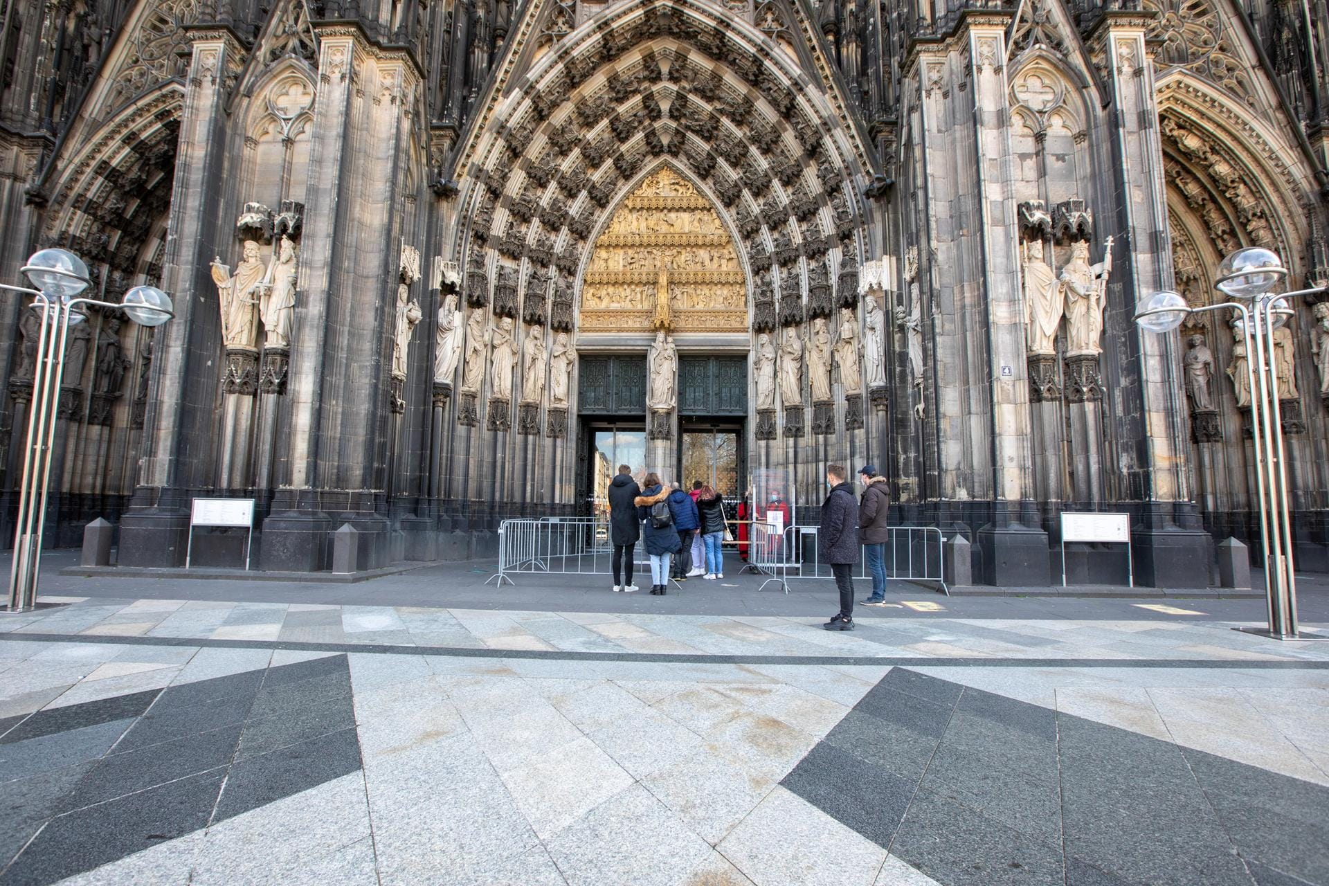Das Wahrzeichen der Stadt, der Kölner Dom, ist ein Touristenmagnet. Doch seit dem 23. März gilt: Der Kölner Dom ist nur noch zum Gottesdienst und zum Gebet geöffnet.