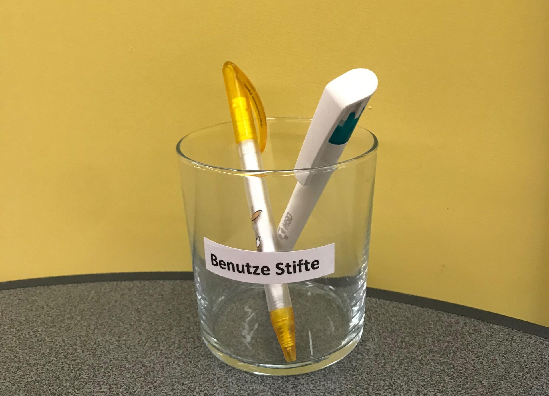 In Arztpraxen und Kliniken sieht man sie oft: Behälter, in denen benutzte Stifte abgelegt werden können.