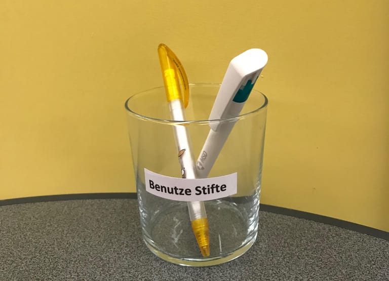 In Arztpraxen und Kliniken sieht man sie oft: Behälter, in denen benutzte Stifte abgelegt werden können.