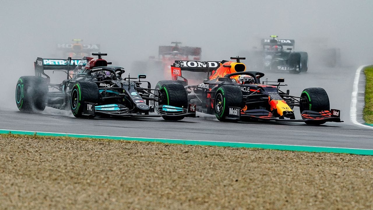 Lewis Hamilton vom Team Mercedes (l) und Max Verstappen vom Team Red Bull Racing nach dem Start.