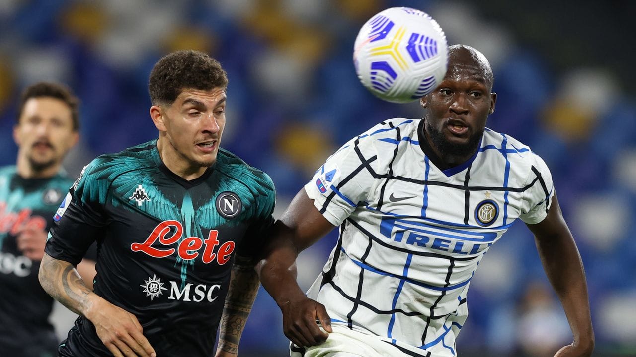 Neapels Giovanni Di Lorenzo (l) und Inters Romelu Lukaku kämpfen um den Ball.