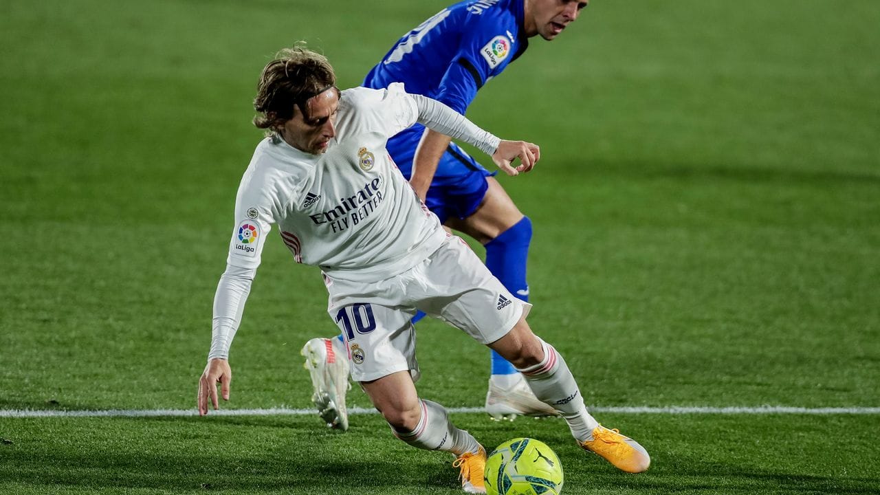 Real Madrids Luka Modric (l) schirmt den Ball vor Getafes Nemanja Maksimovic ab.