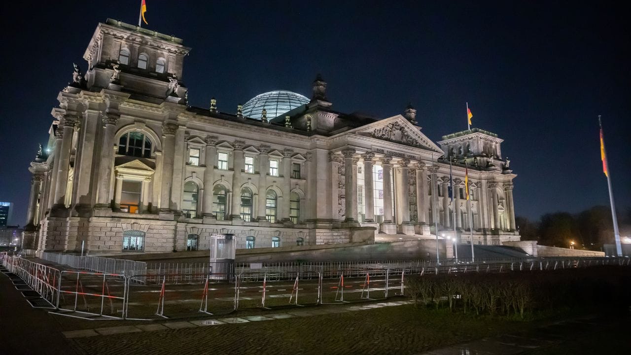 Das Reichstagsgebäude bei Nacht.