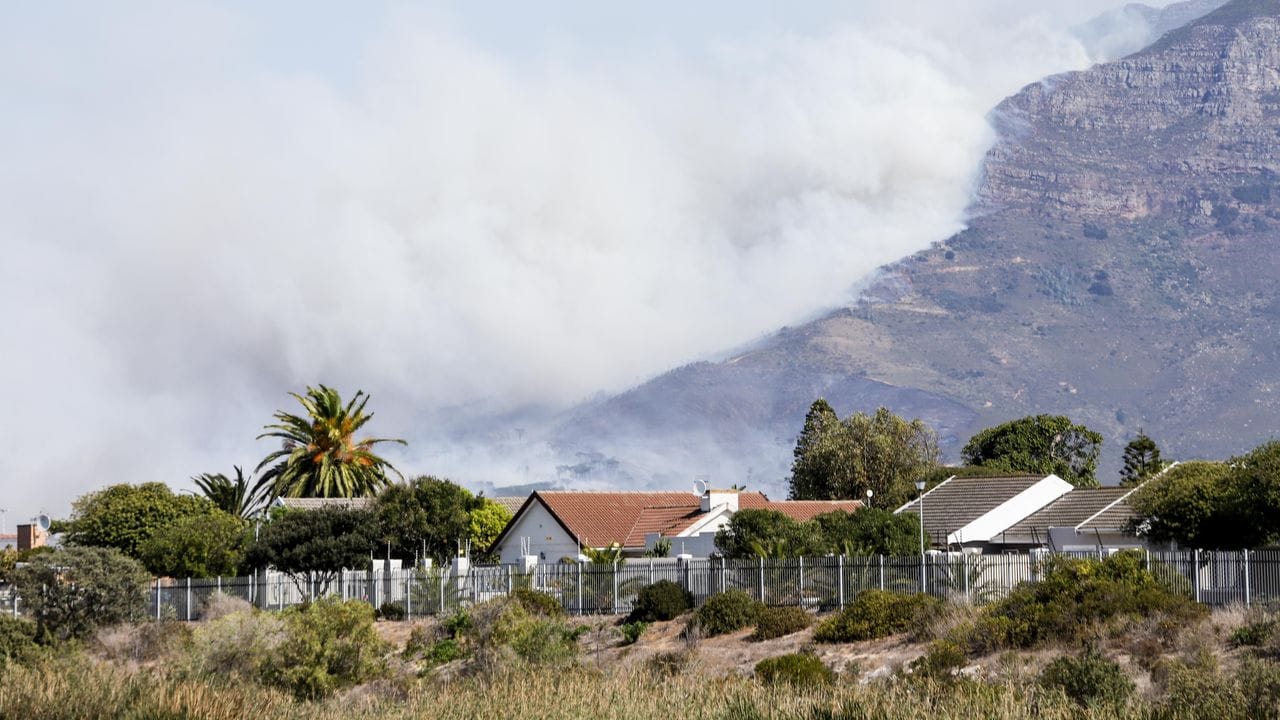 Dichter Rauch steigt über dem Tafelberg auf.