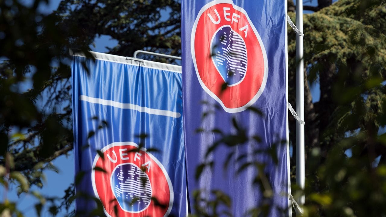 Flaggen mit dem Logo der UEFA wehen im Garten des Hauptquartiers der Union.