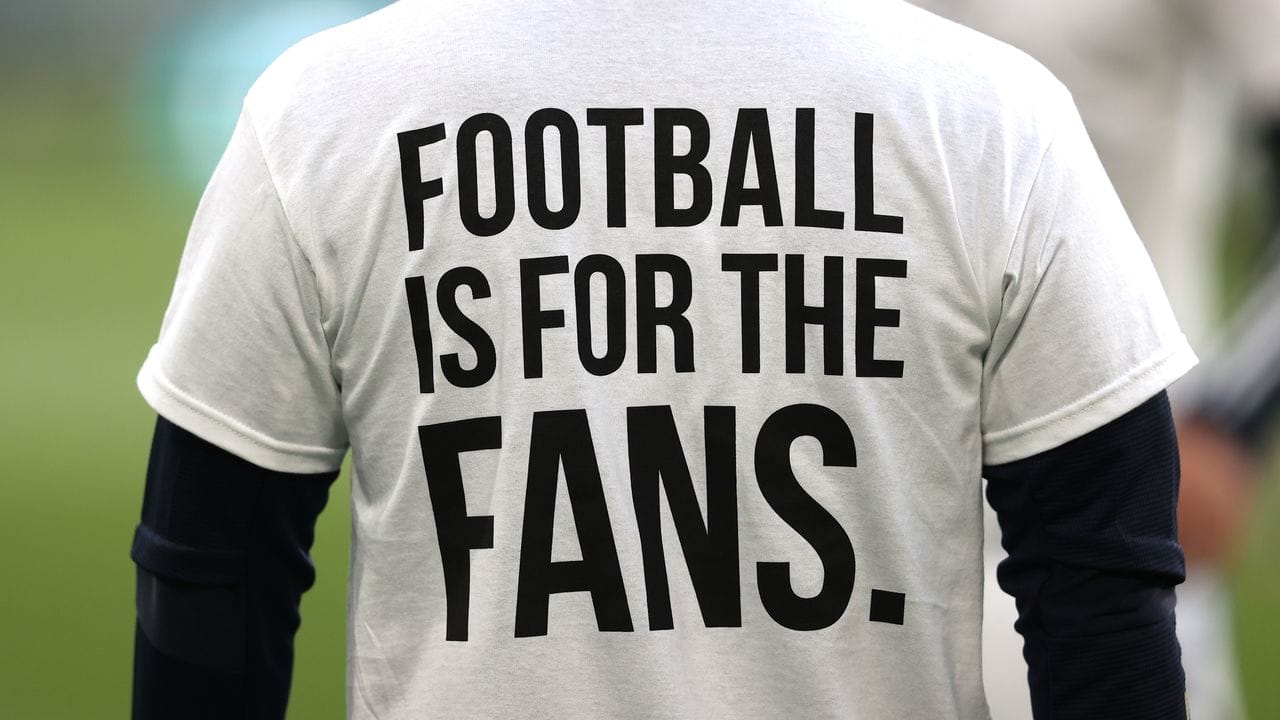 Ein Spieler von Leeds United trägt ein T-Shirt mit der Aufschrift: "Football Is For The Fans.