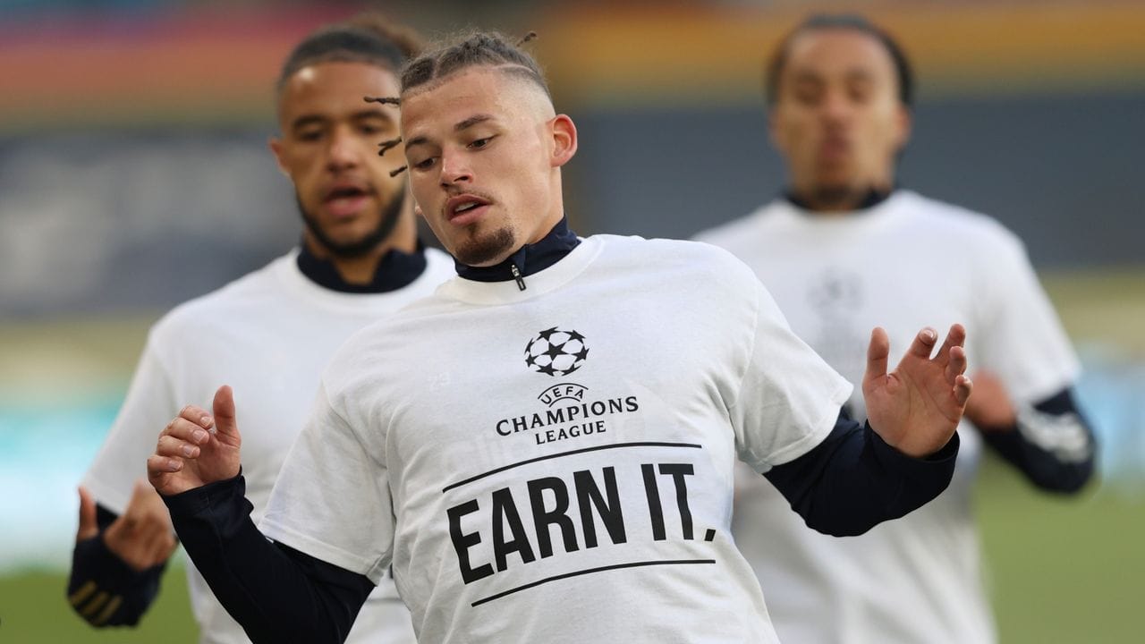 Kalvin Phillips (vorne) von Leeds United ein T-Shirt mit der Aufschrift: "Champions League - Earn it.
