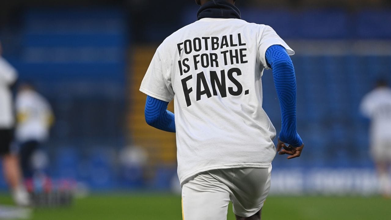 Mit dem Trikot mit der Aufschrift "Football is for the Fans" protestieren Spieler von Brighton and Hove Albion gegen die Super League.